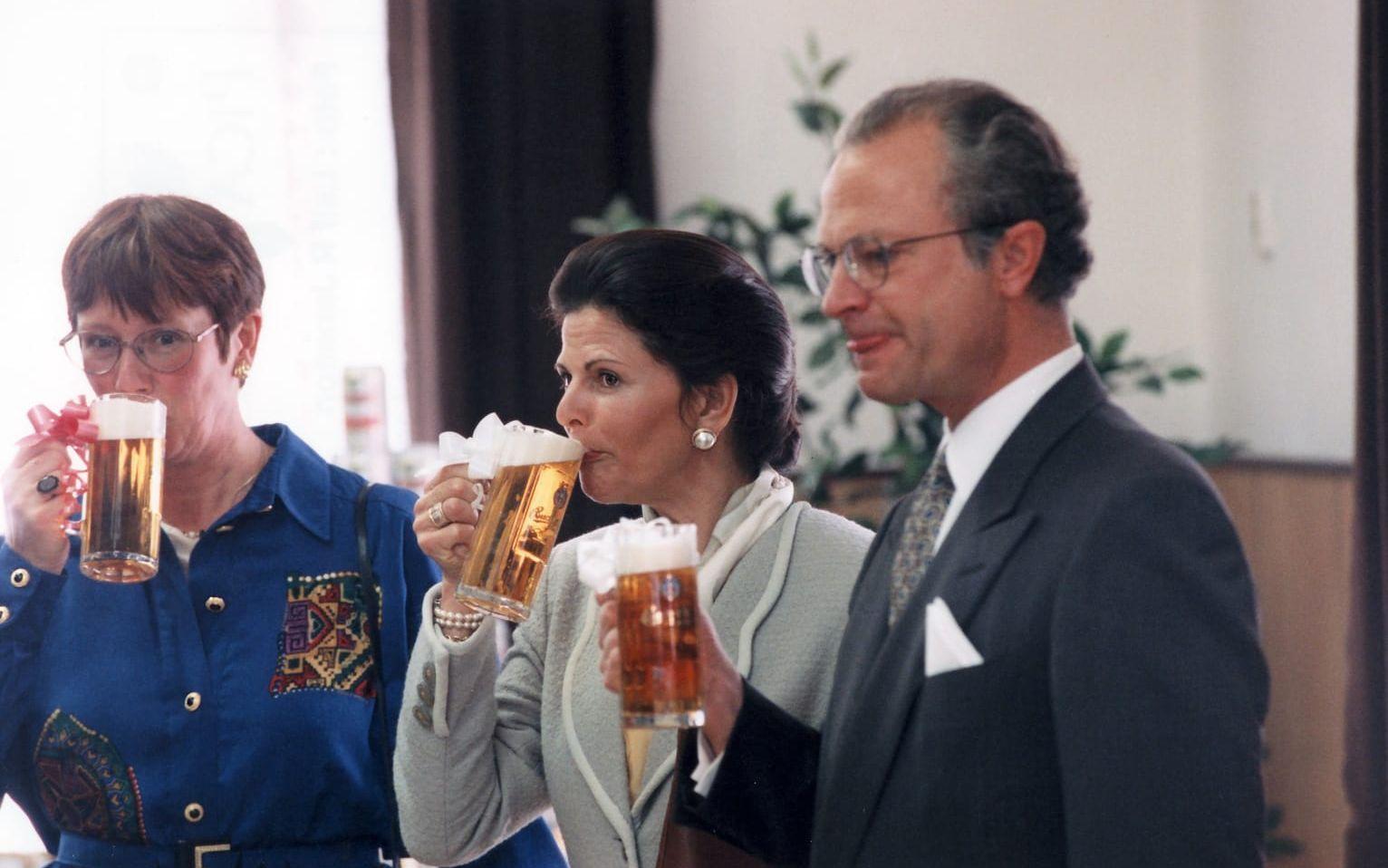17 maj, 1995: Kungaparet besöker ett ölbryggeri under ett statsbesök i Tjeckien.