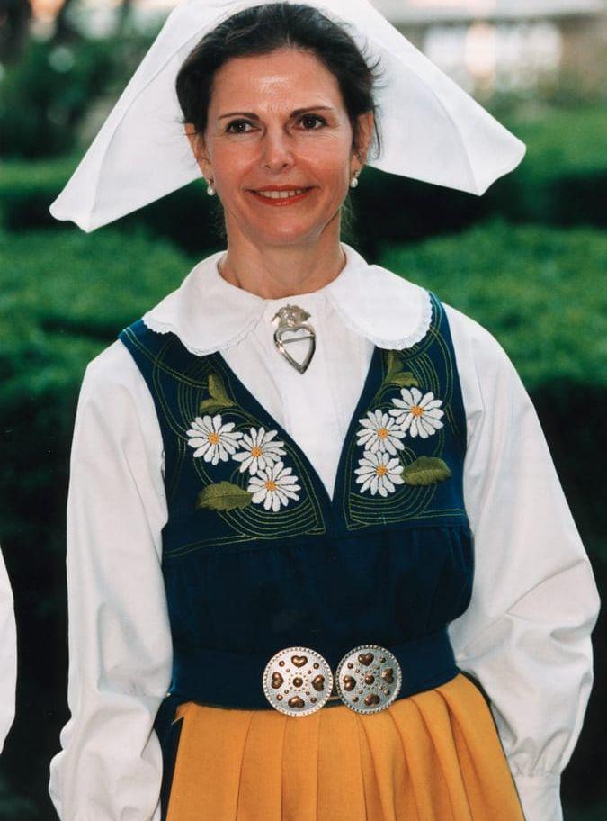 6 juni, 1995: Silvia i folkdräkt.