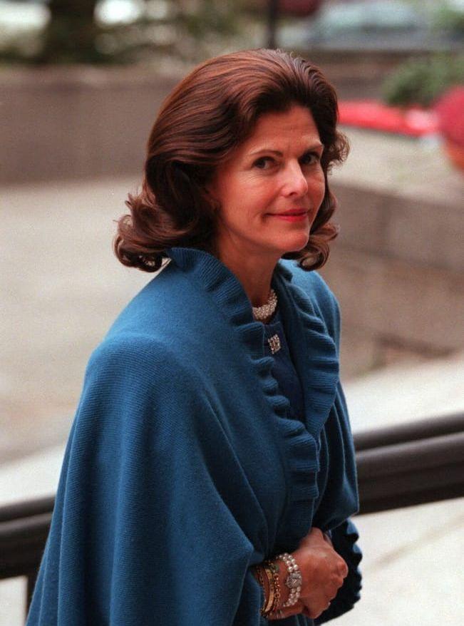 1996: Drottning Silvia anländer till en gala.