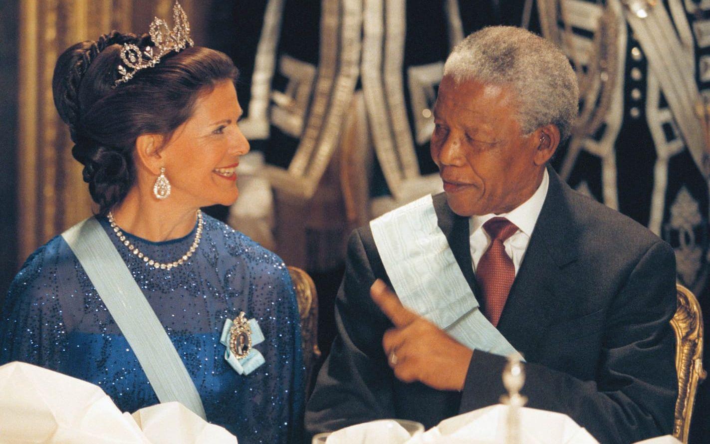 17 mars 1999: Drottning tillsammans med Nelson Mandela som gör ett officiellt besök i Sverige.