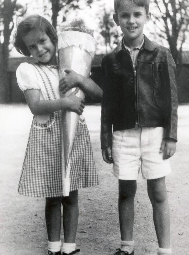 1949: Silvia håller i en skolstartspresent i form av en jätteglass, tillsammans med sin bror Jörg Sommerlath i Sao Paolo, Brasilien.