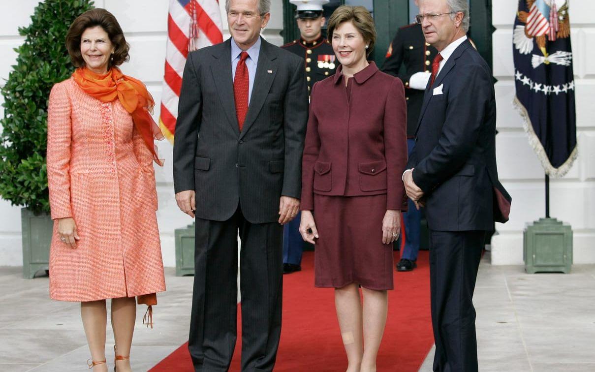 2006: Kungaparet besöker Washington och får träffa USA:s president George W Bush och hans fru Laura.