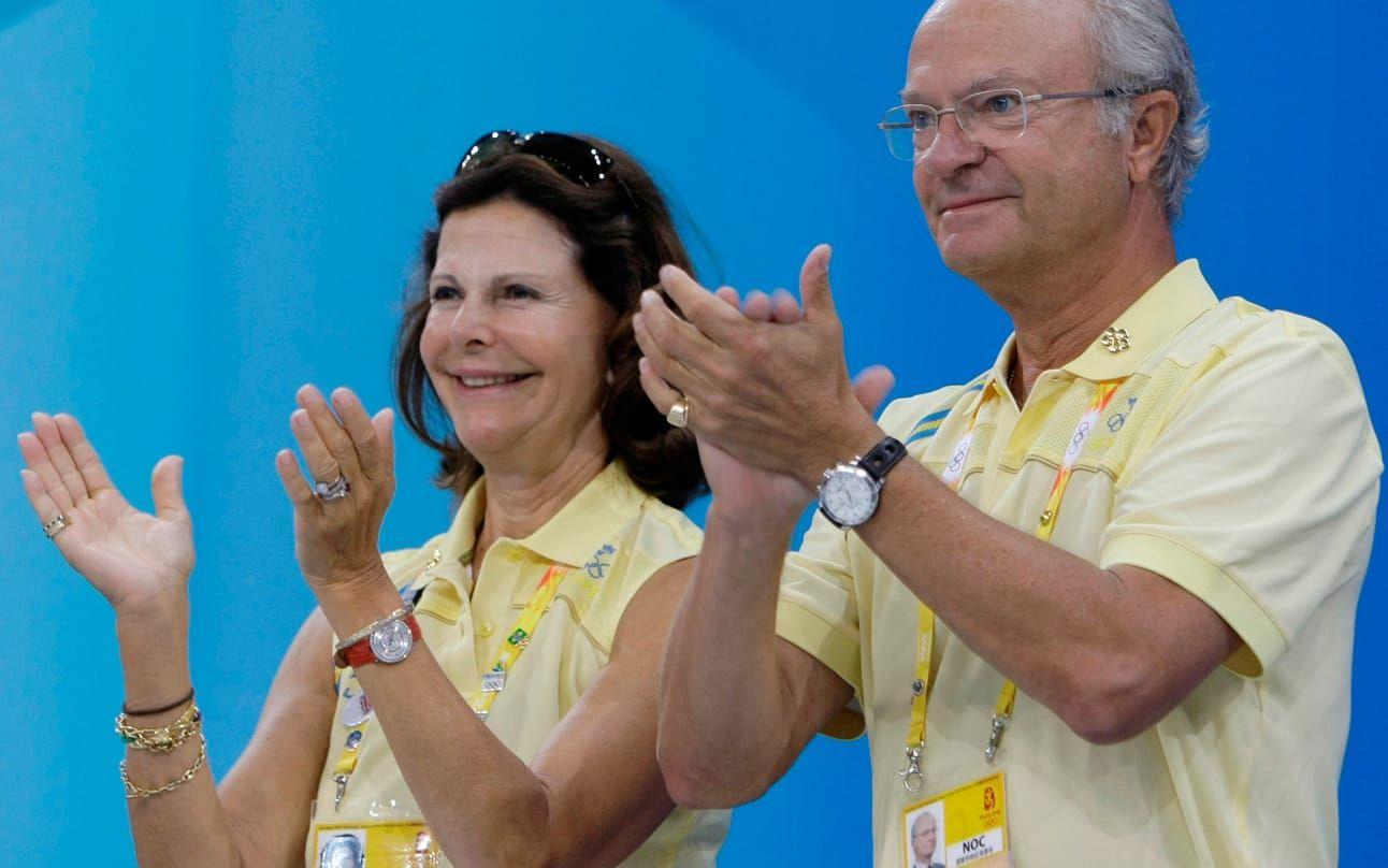 2008: Drottningen och kungen besöker Beijing, Kina, för att heja på de svenska idrottarna som deltar i olympiska spelen.