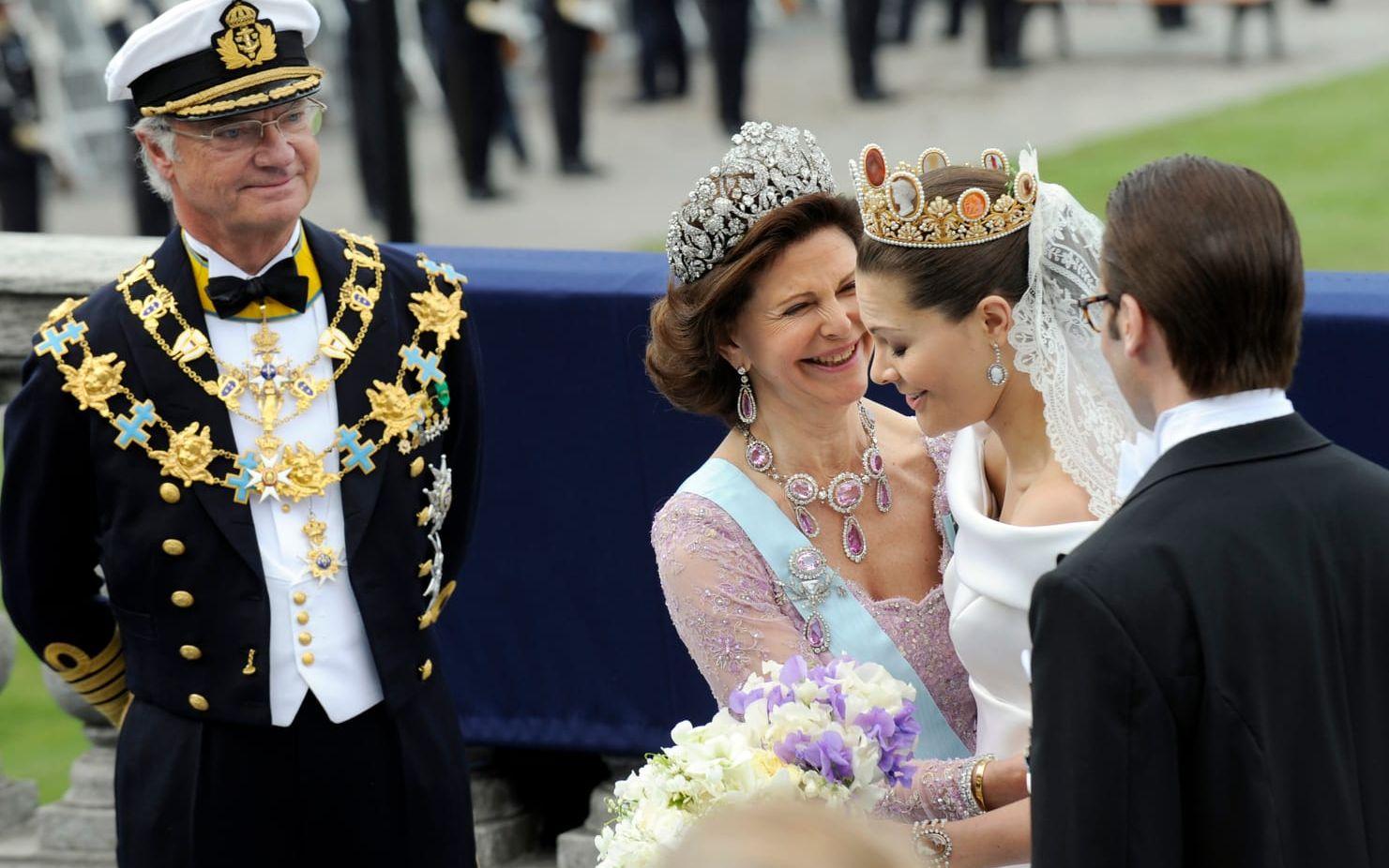 19 juni, 2010: Drottning Silvia tar emot Victoria efter att de lämnat kungaslupen utanför slottet.