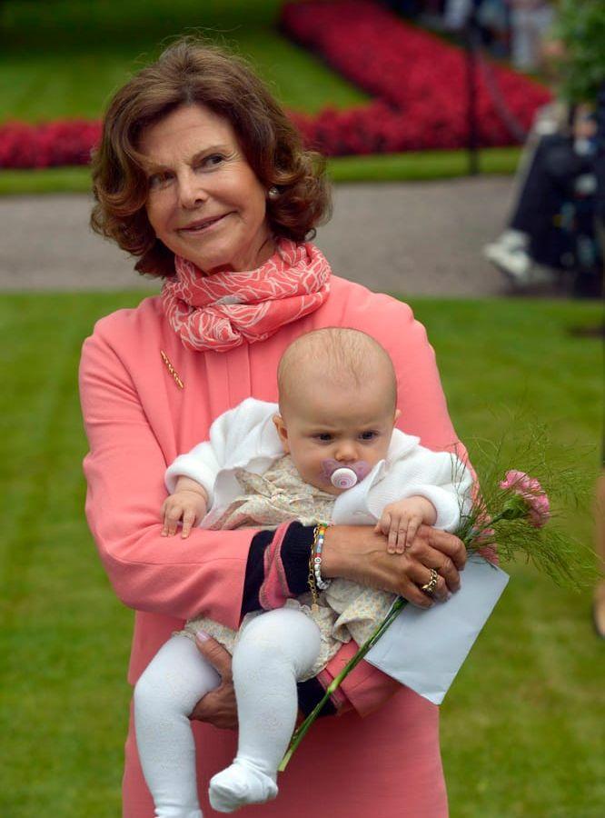 14 juli, 2012: Silvia med barnbarnet Estelle på Victoriadagen.