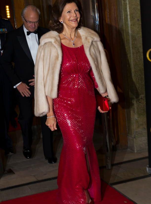 19 december, 2013: Silvia anländer till Oscarsteatern i Stockholm där hon uppvaktas inför sin stundande 70-årsdag.