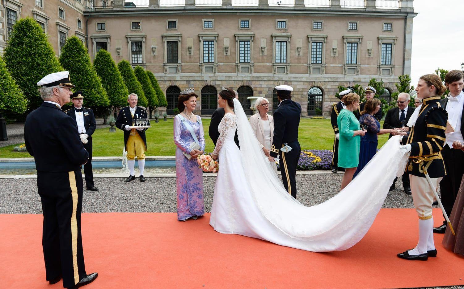 13 juni, 2015: Silvia möter Sofia som gifter sig med Carl Philip.
