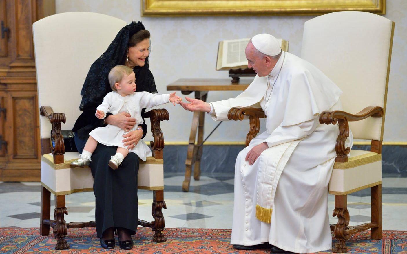 17 april, 2015: Drottning Silvia och prinsessan Leonore på audiens hos påven Franciskus i Vatikanen.