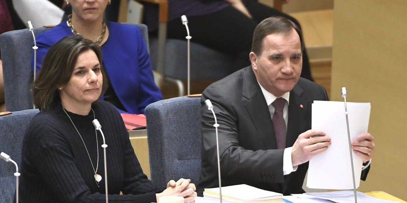 MP:s språkrör Isabella Lövin och statsminister Stefan Löfven (S) under partiledardebatten i riksdagen. Bakom dem sitter utrikesminister Margot Wallström (S).