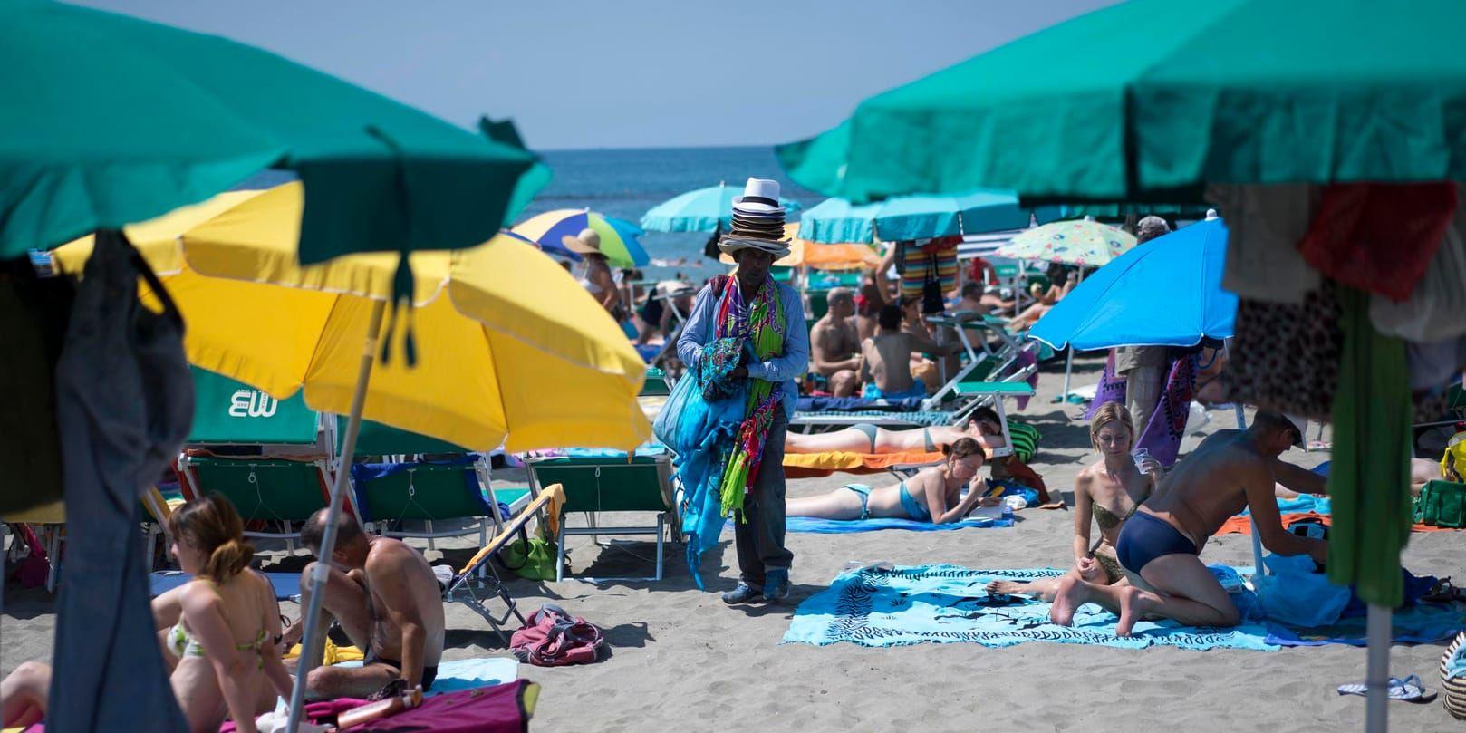 Det är trångt på stränderna i Italien under sommaren och kampen om de bästa platserna är hård. Stranden vid Ostia utanför Rom. Arkivbild.