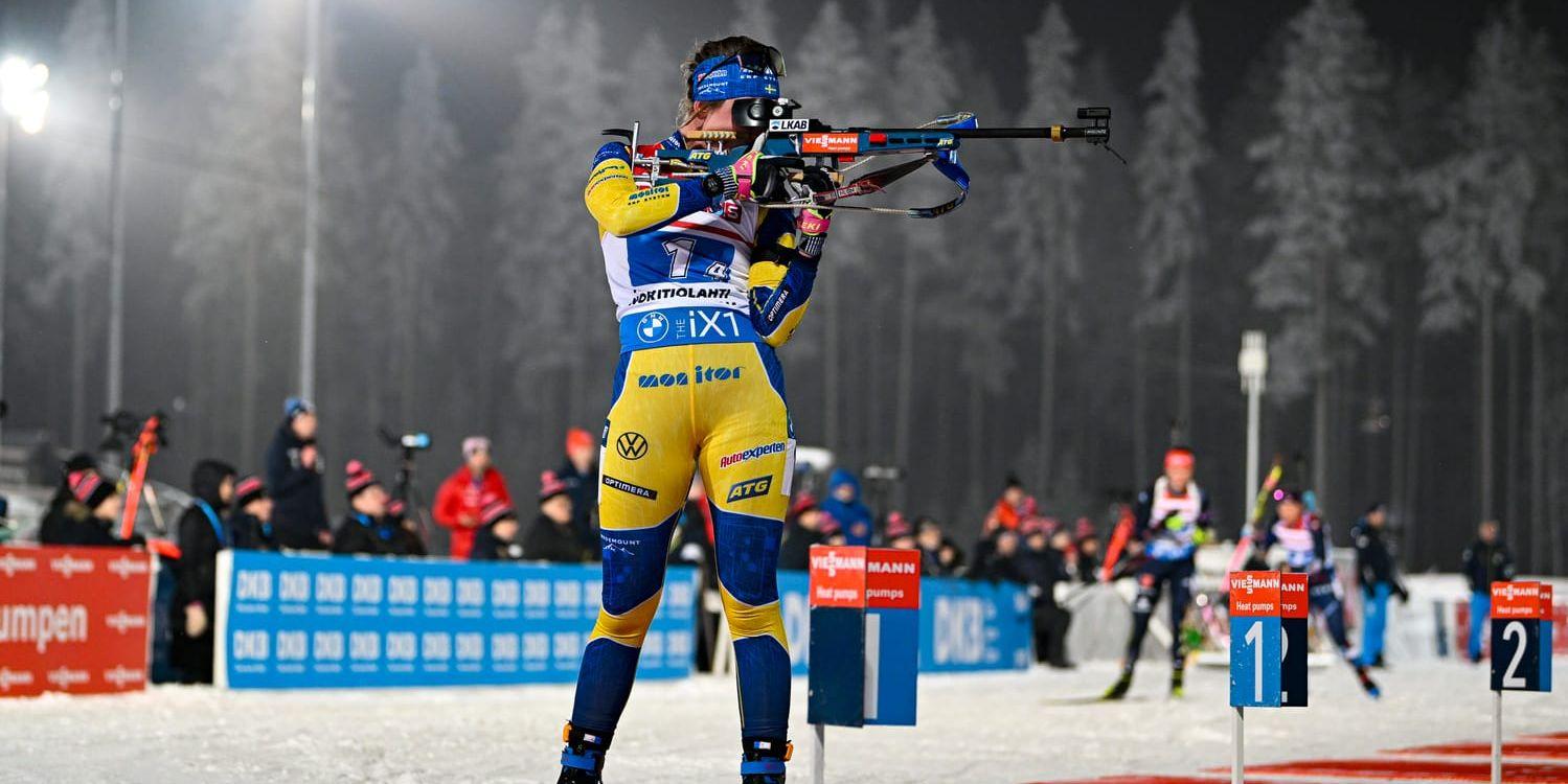 Elvira Öberg slutade trea i jaktstarten. Här under torsdagens stafett.