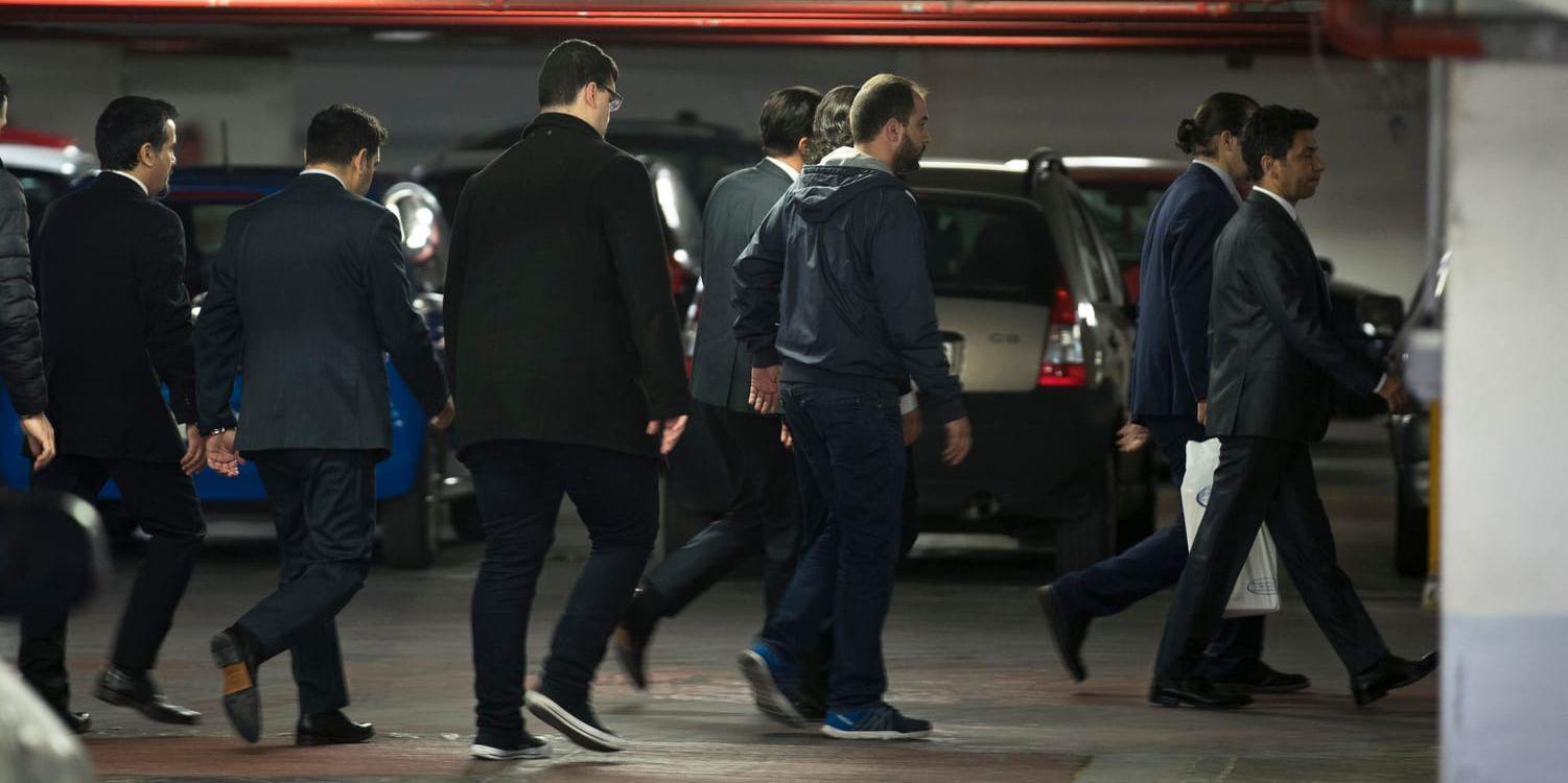 Grekisk polis eskorterar de åtta soldater – som Turkiet anklagar för inblandning i kuppförsöket 2016 – till appellationsdomstol i Aten under fredagen.