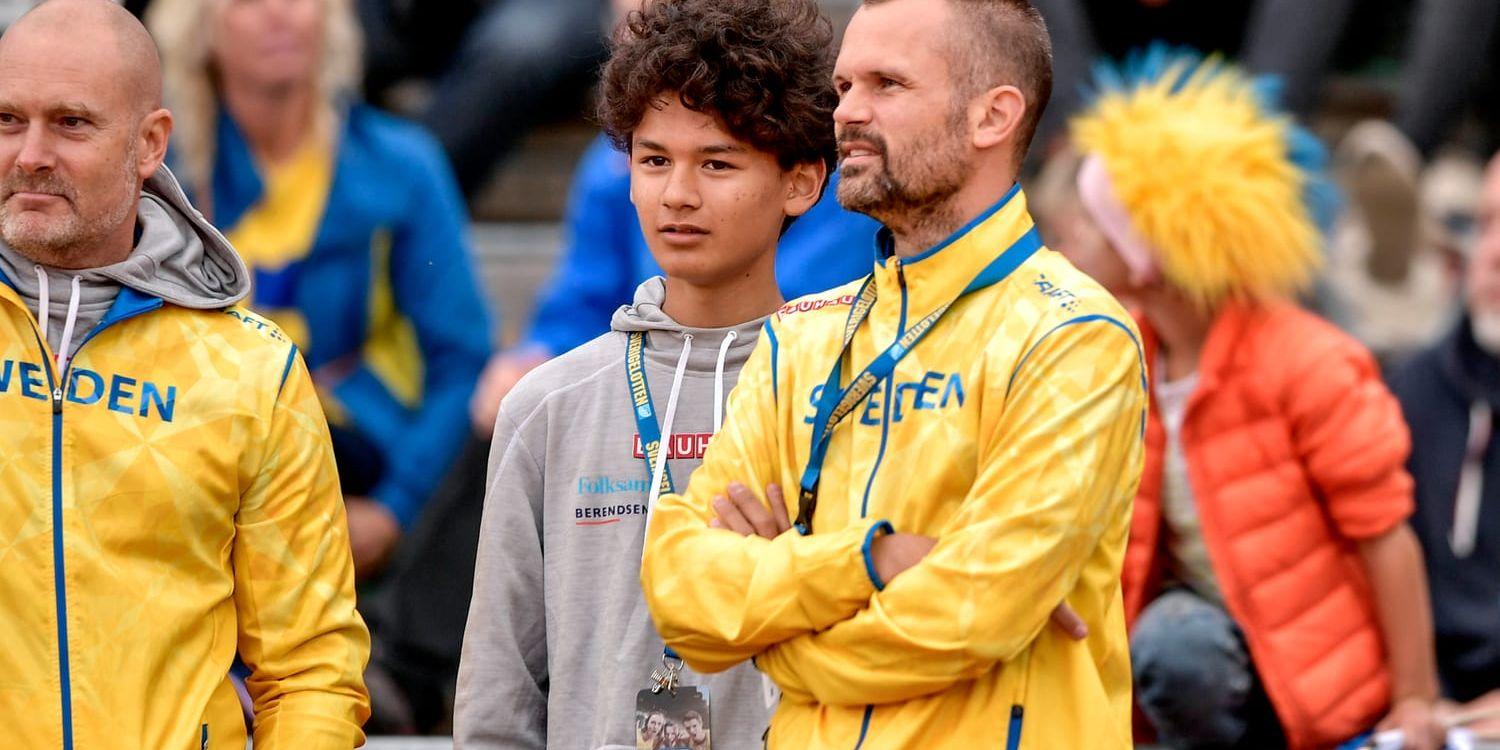 
    Stefan är både tränare och far till 13-årige Melwin. Bild: Bildbyrån.
   