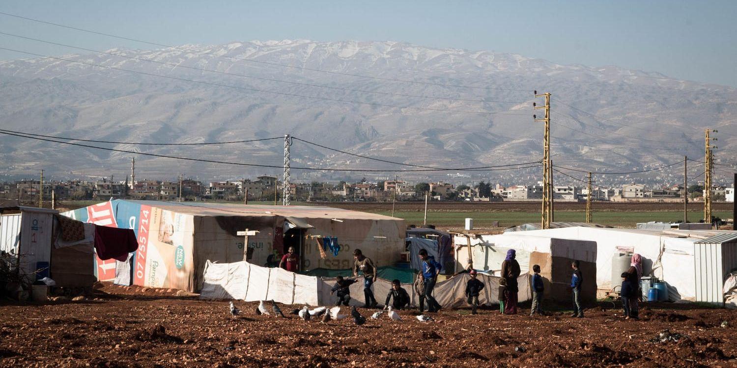 Lägret i Bekaadalen intill gränsen mot Syrien är ett av många inofficiella flyktingläger i Libanon. De senaste månaderna har allt fler flyktingar vräkts.