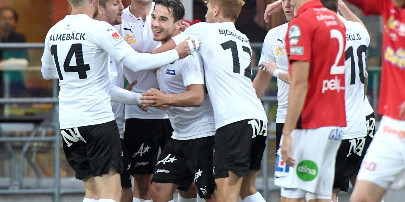 Örebros Nordin Gerzic klappas om efter 1–1-målet mot Falkenberg.