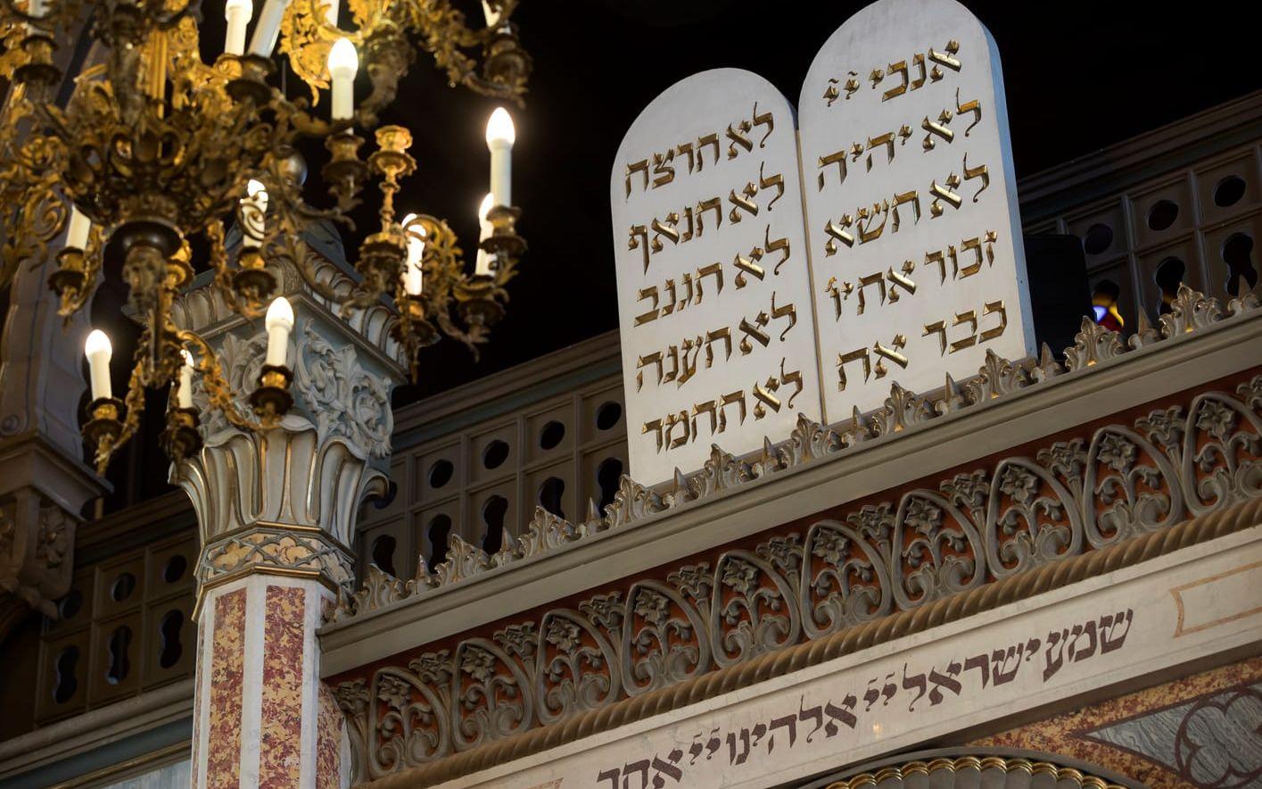 De tio budorden som Moses mottog från Gud finns i nästan alla synagogor. Foto: Thomas Johansson