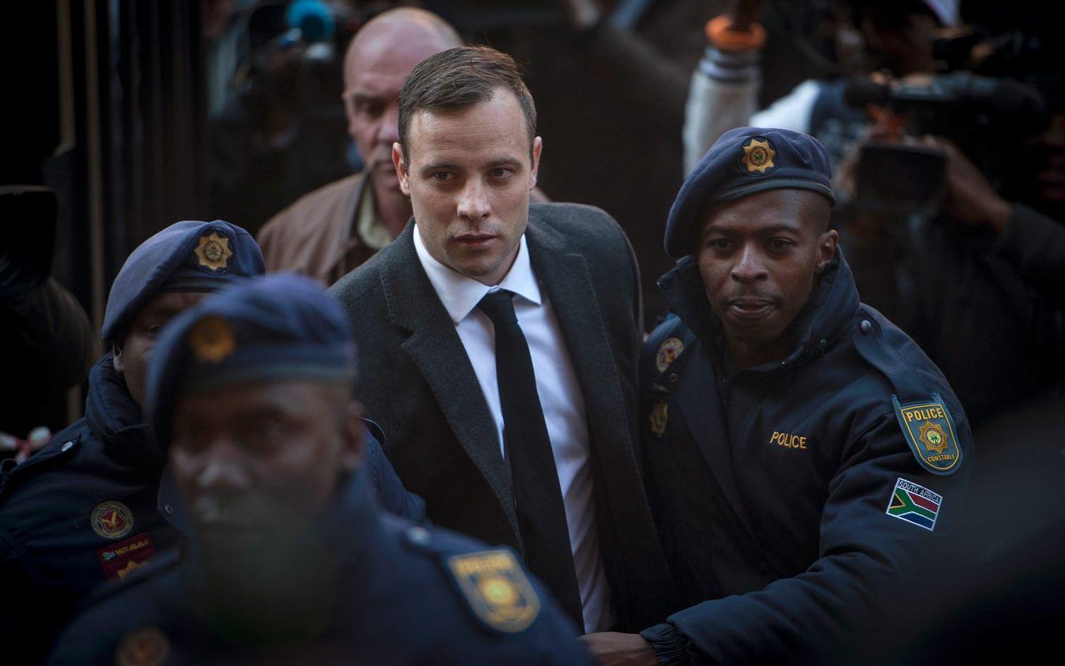 Åklagarna anser att Oscar Pistorius kom undan för lätt för mordet på Reeva Steenkamp. Nu tas fallet upp på nytt. Bild: TT