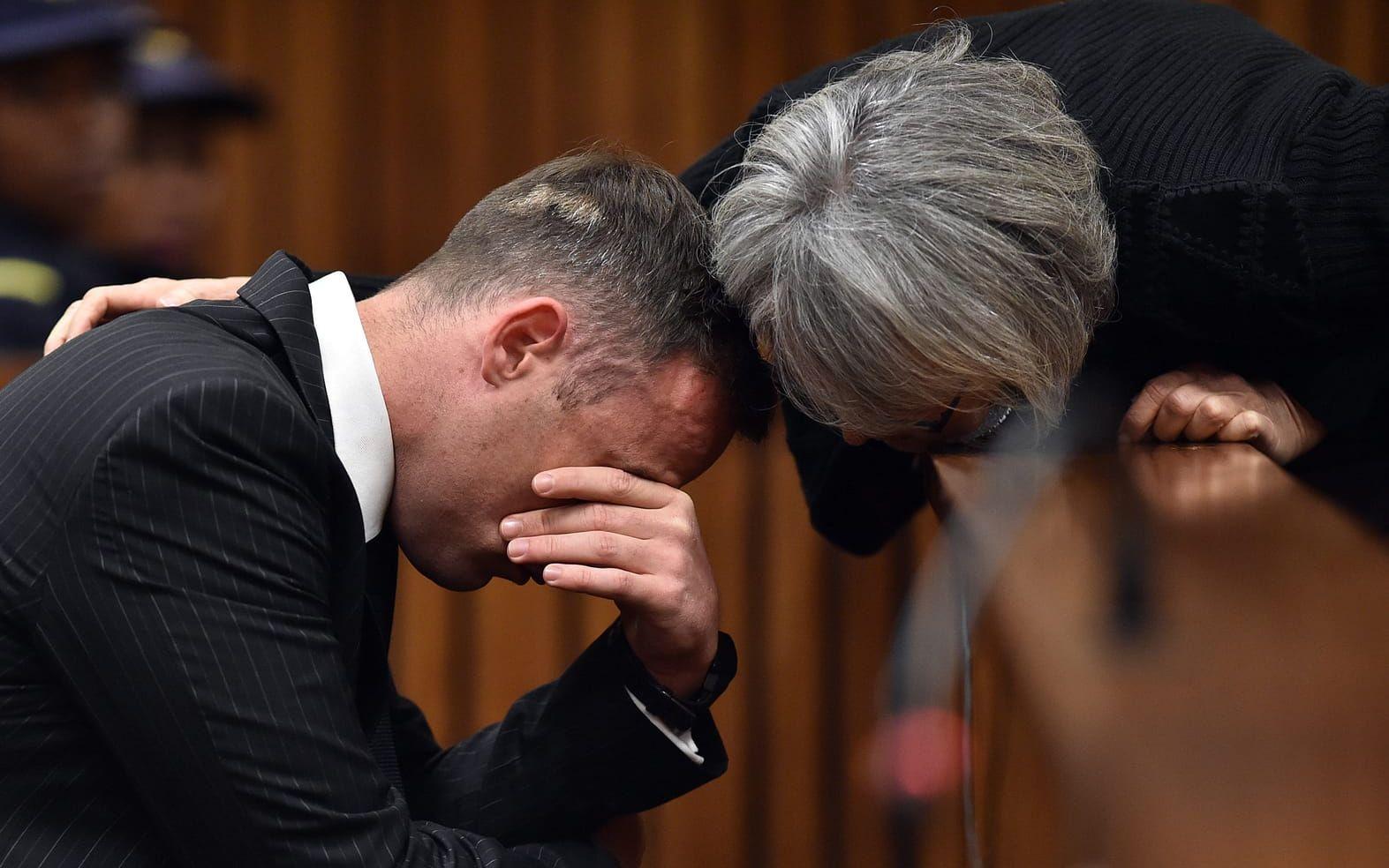 Åklagarna anser att Oscar Pistorius kom undan för lätt för mordet på Reeva Steenkamp. Nu tas fallet upp på nytt. Bild: TT