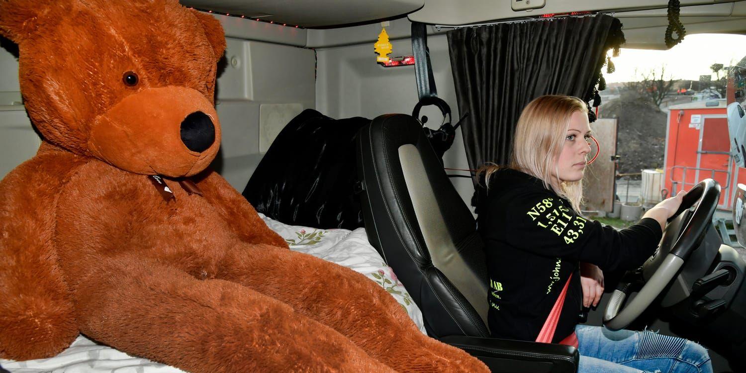 Néa Larsson har många järn i elden med garage, mekande och hästar hemma. ”Jag har inte tid för nån pojkvän”, säger hon. Men Åke, en 180 centimeter lång teddybjörn får alltid hänga med på passagerarplatsen.