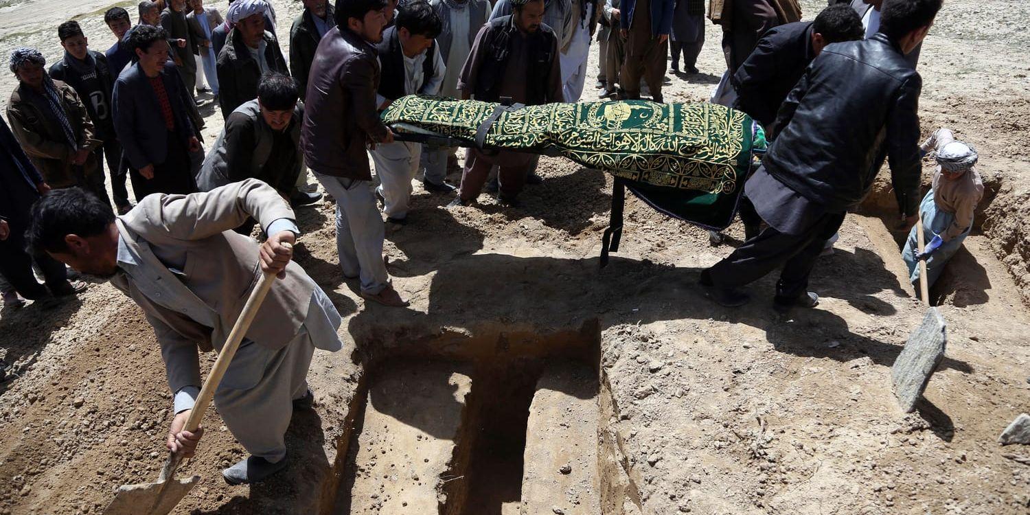Begravning för en person som dog i en självmordsattack i Afghanska huvudstaden Kabul i söndags. Minst 57 personer dog och över hundra skadades när en självmordsbombare sprängde sig utanför en röstregistreringslokal.