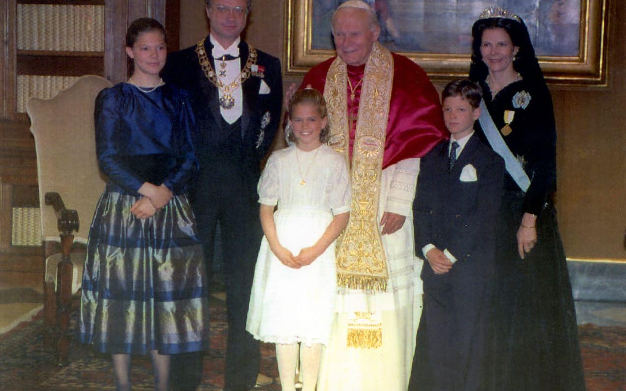 Alla 14-åringars dröm. Den svenska kungafamiljen med kronprinsessan Victoria, kung Carl XVI Gustaf, prinsessan Madeleine, prins Carl Philip och drottning Silvia poserar med påven Johannes Paulus II i Vatikanen under kungafamiljens officiella statsbesök tall Vatikanstaten 1991.