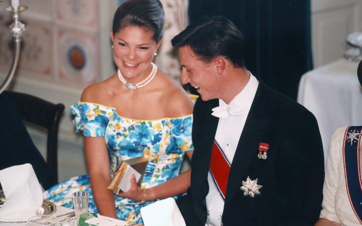 Vad är väl en bal på slottet? Nyligen 16 år fyllda Victoria till bords med Norges kronprins Haakon under en galamiddag till firandet av det norska kungaparets silverbröllop på slottet i Oslo, Norge, 29:e augusti 1993.Foto: Lise Åserud / NTB / SCANPIX NORWAY