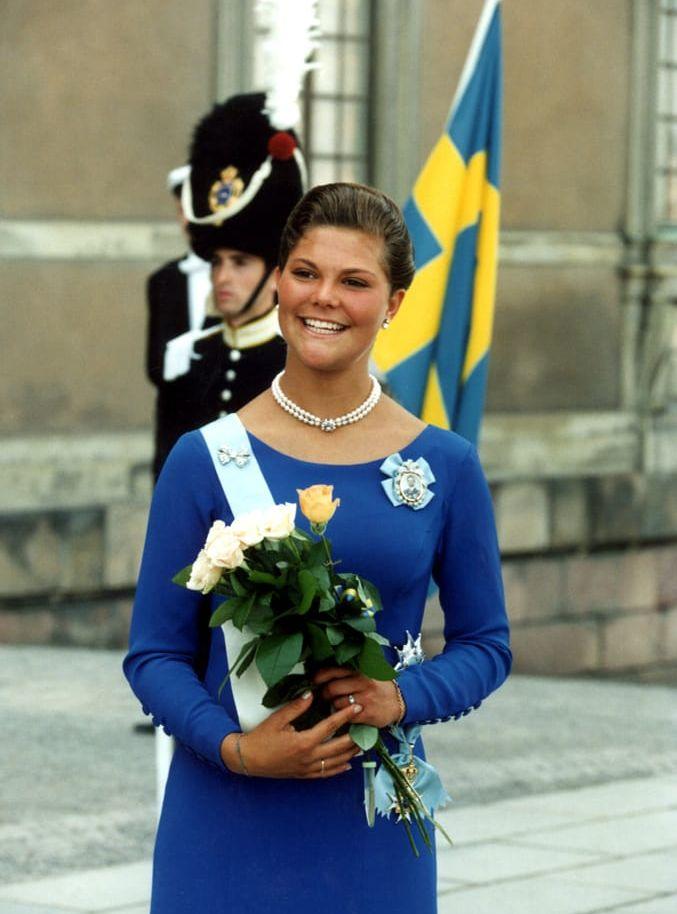 18 bast. På bilden ses Kronprinsessan motta folkets hyllningar utanför Stockholms Slott. Foto: Pawel Flato / TT