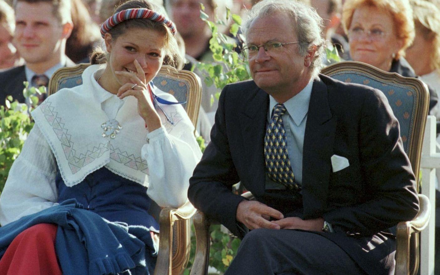 Har sett något roligt? Kronprinsessan sittandes tillsammans med pappa Kung Carl XVI Gustaf på hennes 21-årsdag. Erhan Güner/TT
