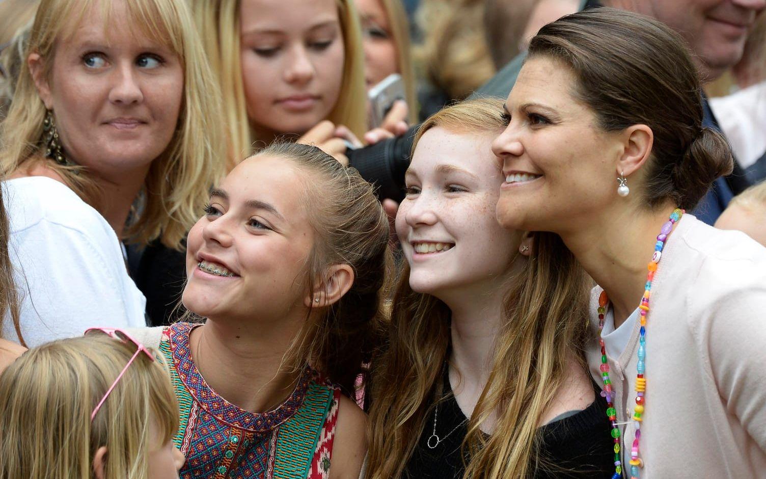 Med på Selfie. Tusentals hade kommit till Solliden för att hylla kronprinsessan när hon fyllde 37. Foto: Mikael Fritzon /TT