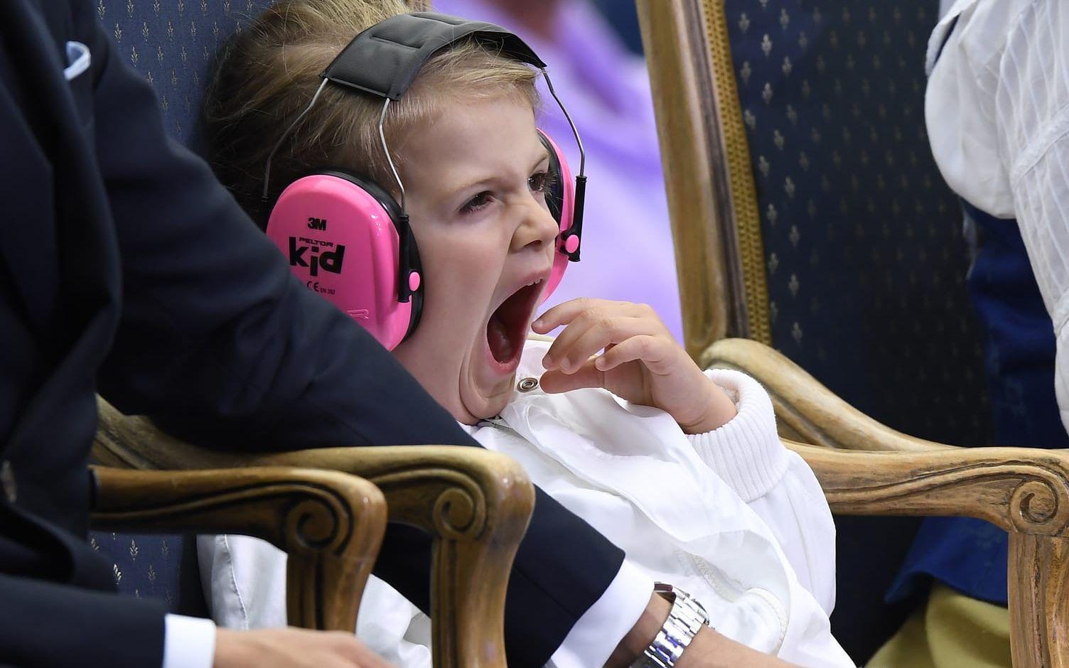 Sömnig. Prinsessan Estelle i rosa hörselkåpor. Bilden är tegen 2016 under firandet av Victorias 39-årsdag. Foto: Mikael Fritzon / TT