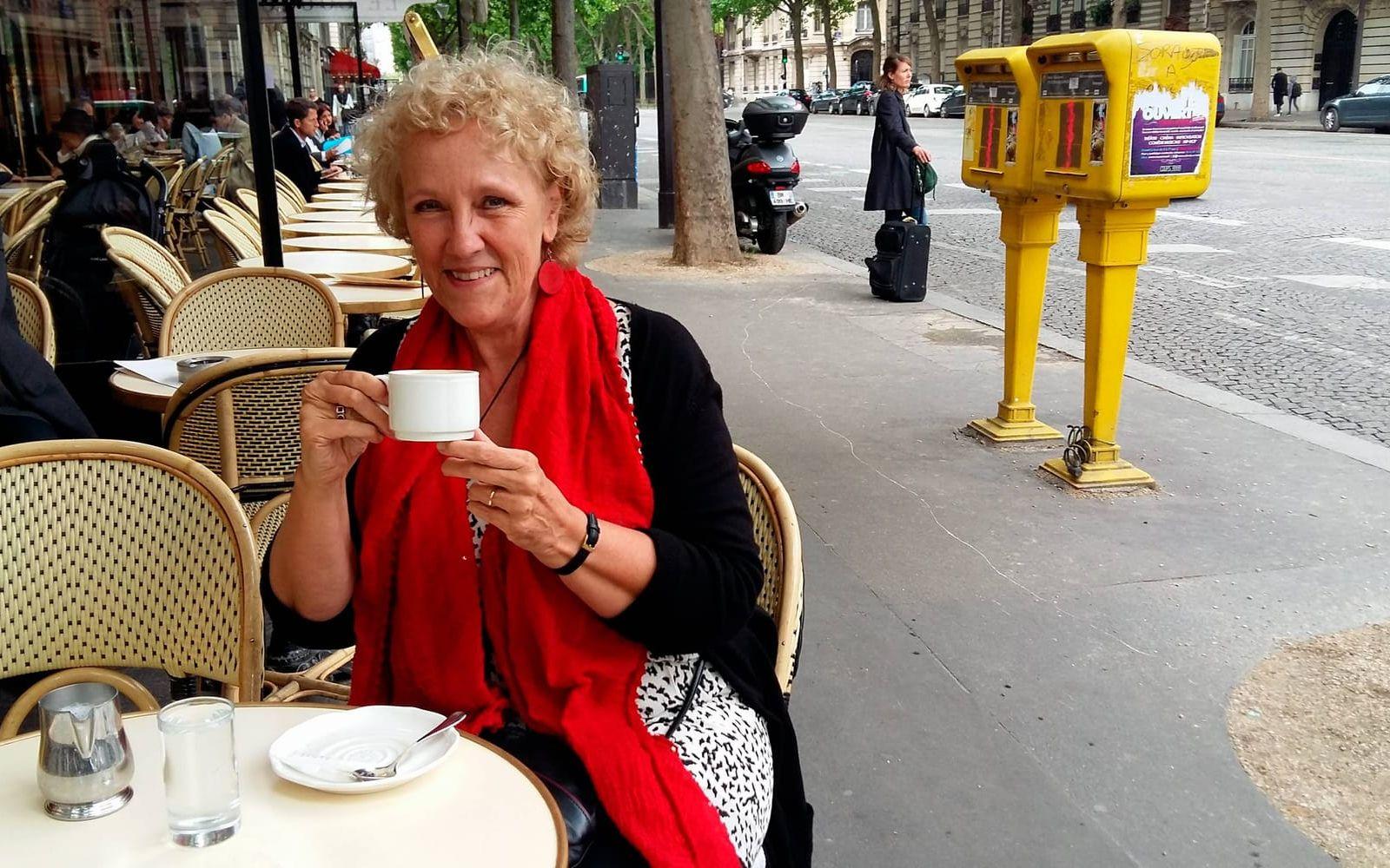 Karin Gadelii, rektor på Svenska Skolan i Paris, tar sig en café crème, mitt i hjärtat av den franska huvudstaden där hon har bott i 20 år. Bild: Johan Tollgerdt