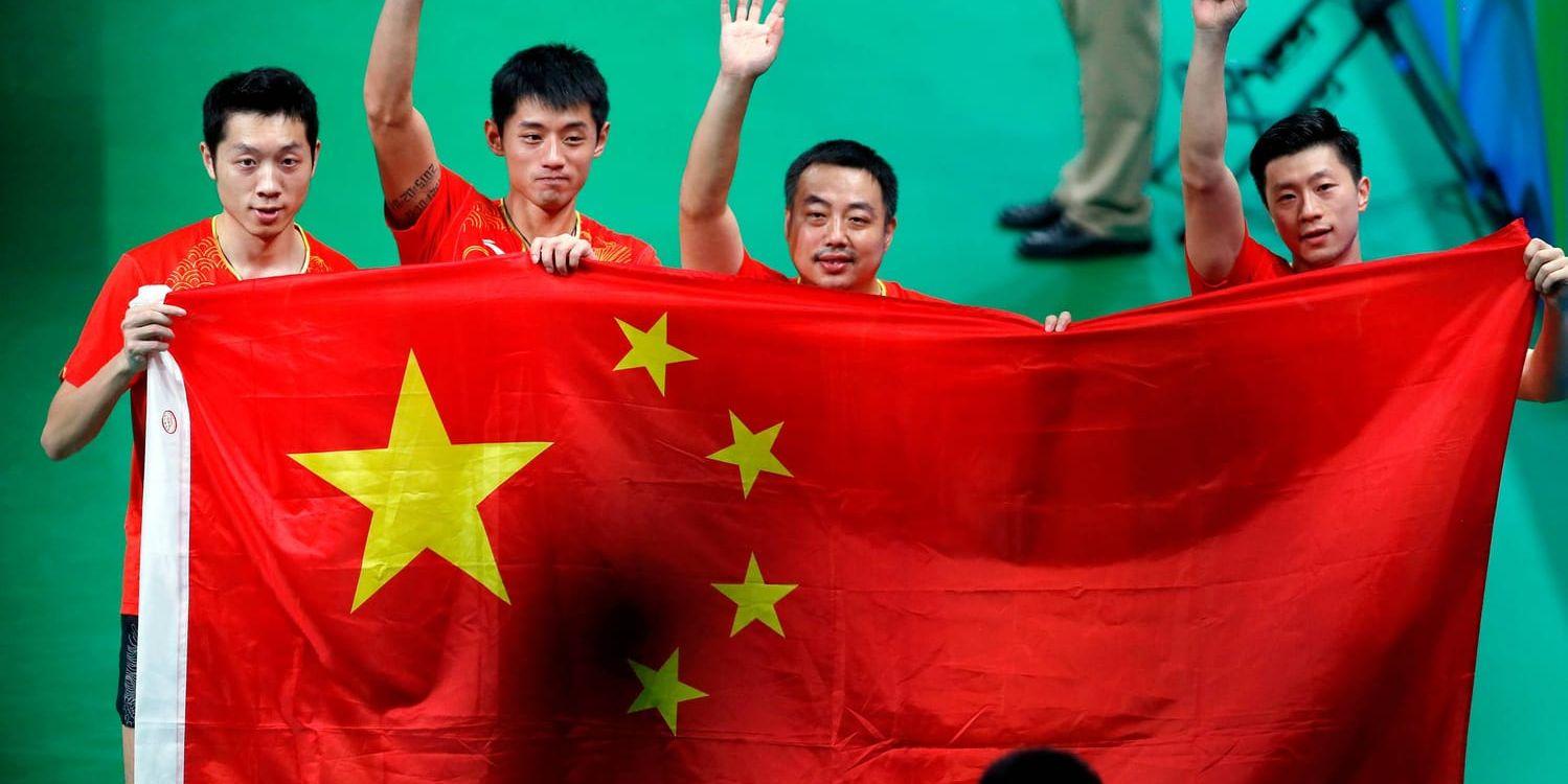 Liu Guoliang, tvåa från höger, har fått lämna sitt jobb som förbundskapten för det kinesiska bordtennislaget som här tagit OS-guld i Rio de Janeiro vilket har fått Xu Xin till vänster och Ma Long till höger att protestera.