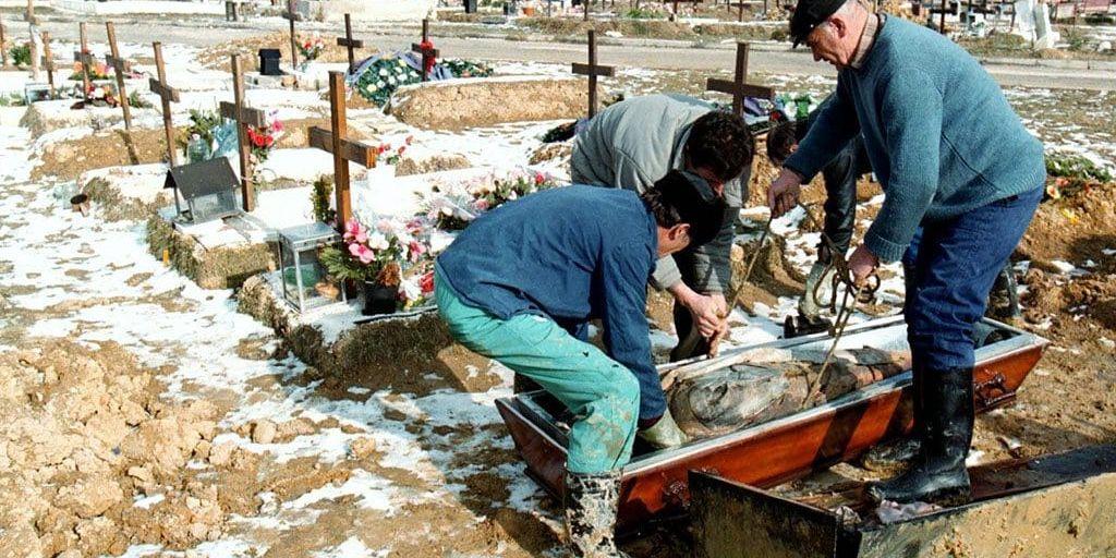 Av de nära 100 000 dödsoffren under kriget i Bosnien utgjordes ca 60 procent av soldater. Nästan 40 000 civila fick sätta livet till. Av dessa utgjordes den överväldigande delen, ca 33 000, av bosnjaker (bosniska muslimer). På bilden en serbisk kyrkogård.