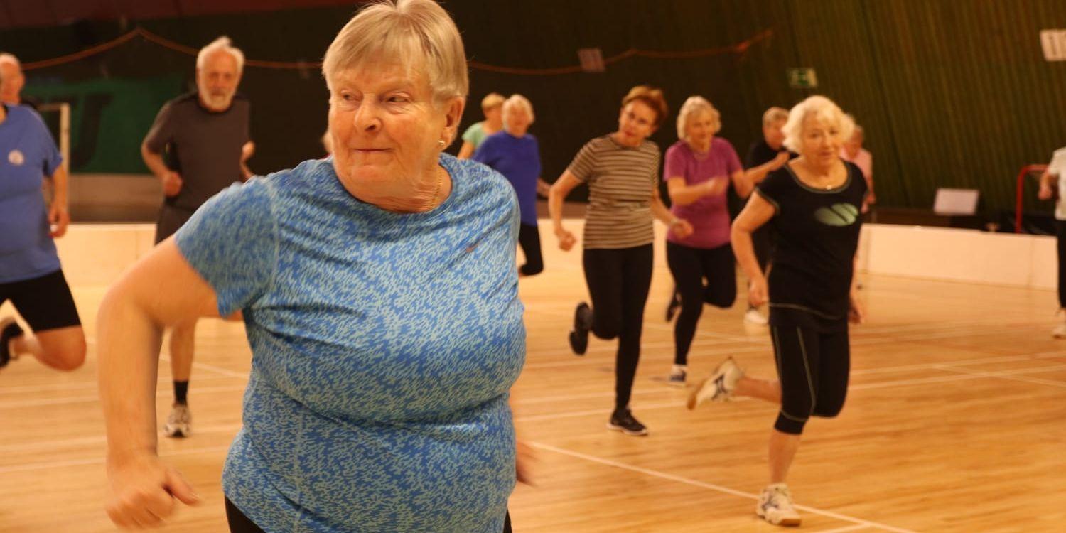 Snart 80-åriga Terttu Urholm, här under ett träningspass i Åkeredshallen i Göteborg, har varit gymnastikledare i 50 år. Och hon har inga som helst planer på att sluta, även om hon just nu går och väntar på en knäoperation.