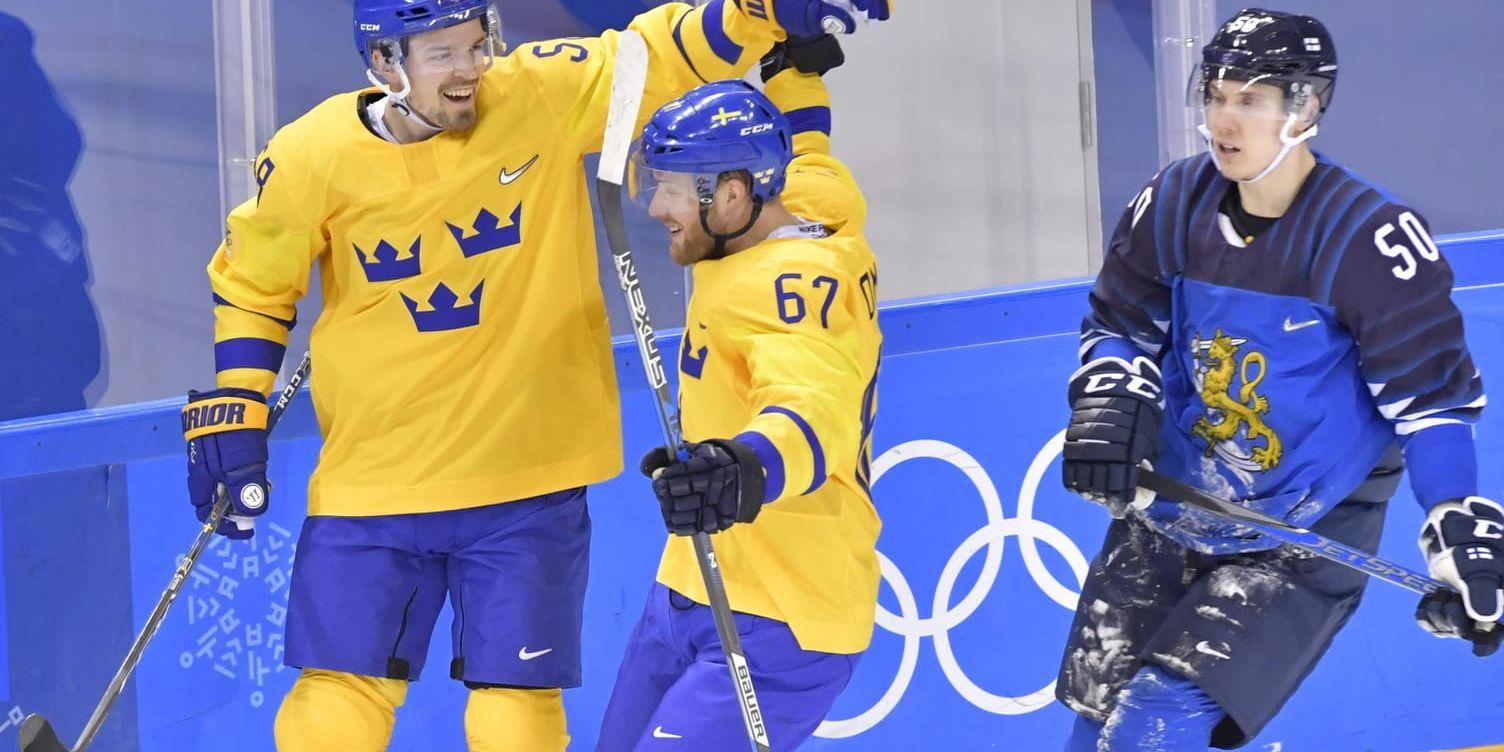 Linus Omark, till höger, fick beröm efter OS-segern mot Finland.