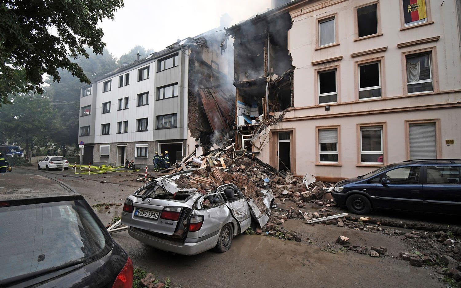 25 personer har skadats, enligt tysk polis, när ett hus och och bilar förstördes i en explosion i staden Wuppertal.