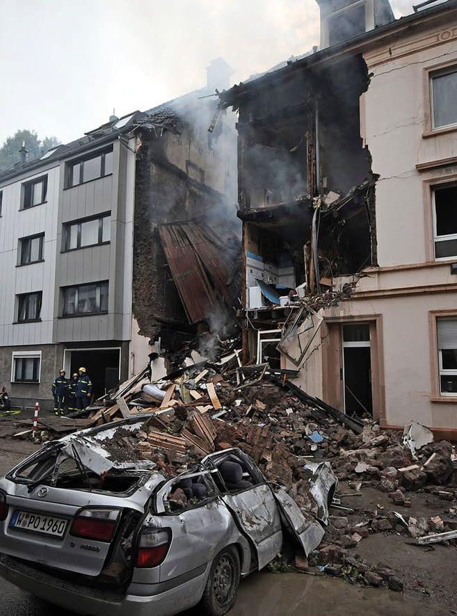 25 personer har skadats, enligt tysk polis, när ett hus och och bilar förstördes i en explosion i staden Wuppertal.