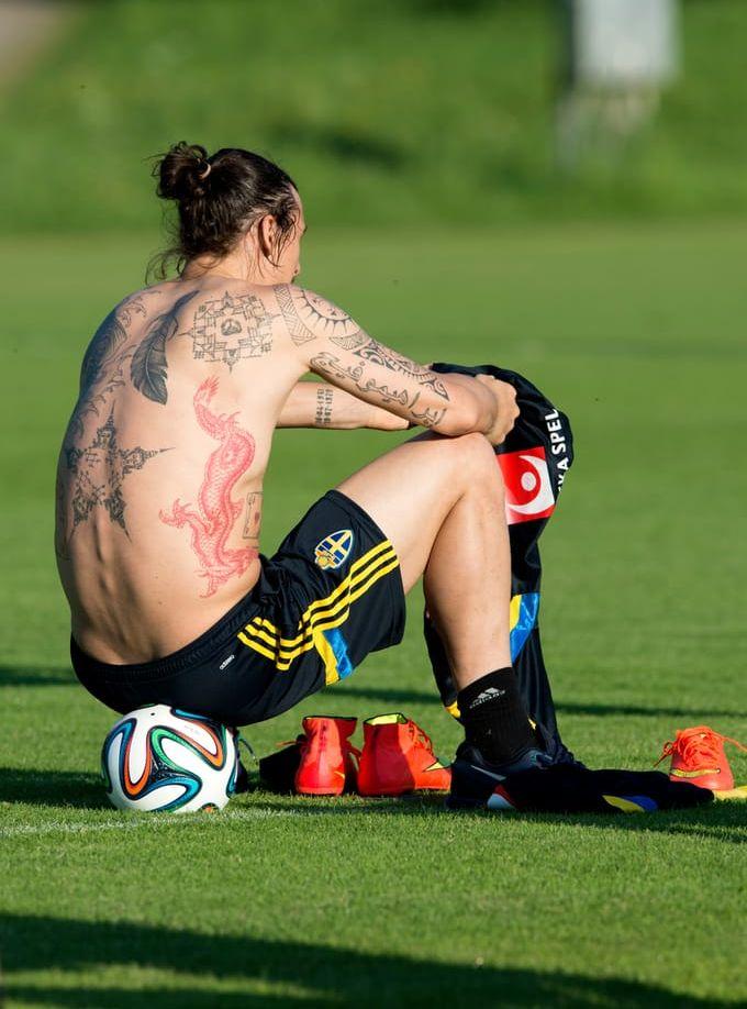 Zlatan får minst sagt svala omdömen när det gäller sina tatueringar i vårt grannlandi väst. Bild: Bildbyrån
