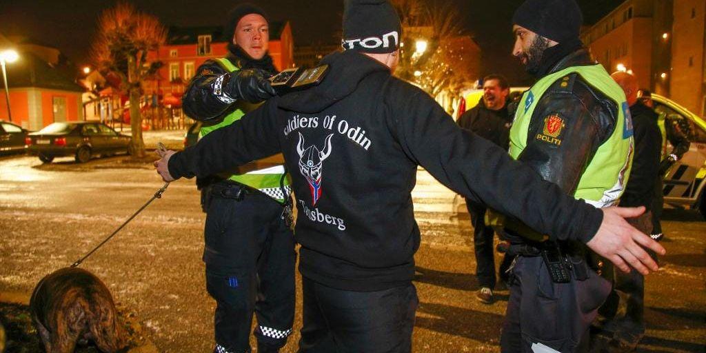 Soldiers of Odin konfronterades av polis i Drammen förra lördagsnatten.