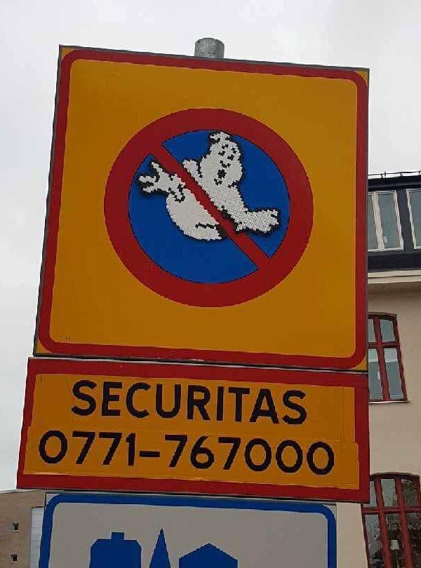 En skylt som visar att du inte får parkera har fått sig en ghostbuster bakom sig. Foto: Privat