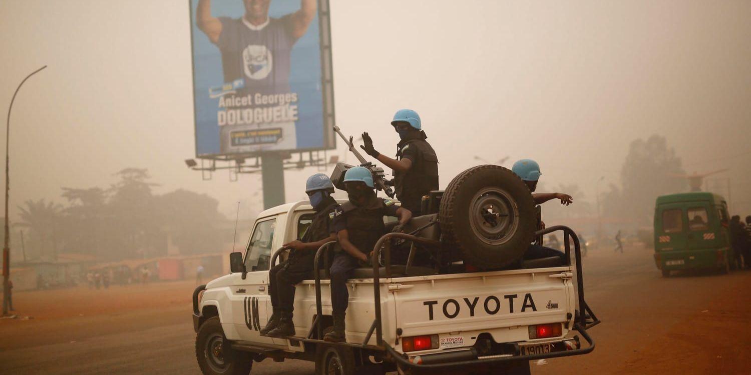 Rwandiska FN-soldater som patrullerar gatorna i Centralafrikanska republikens huvudstad Bangui. Bilden är från ett tidigare tillfälle. Arkivbild.