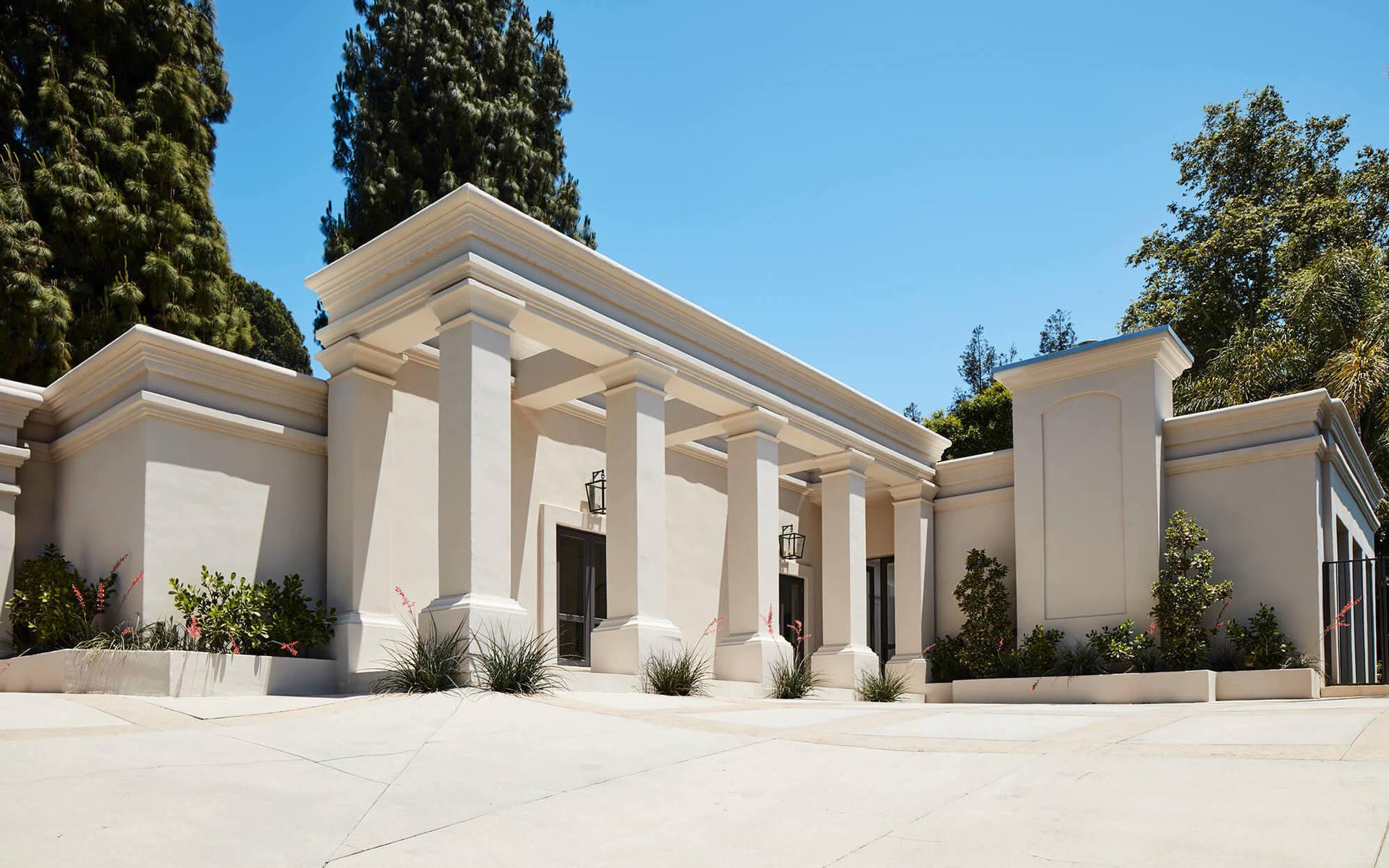 Stjärnornas nya hus har det klassiska postnumret 90210 och ligger därmed beläget i mytomspunna Beverly Hills.