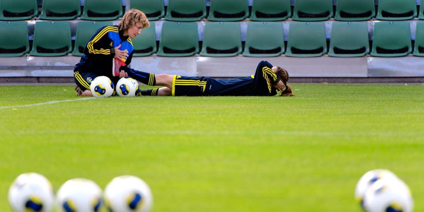 Kosovare Asllani får behandling av sin vänsterfot inför matchen mot Italien.