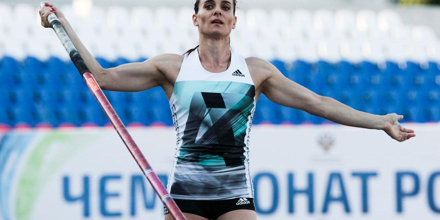 Jelena Isinbajeva är en av alla ryska idrottare som nu får vänta på IOK:s besked om vilka ryska idrottare som får tävla i Rio.