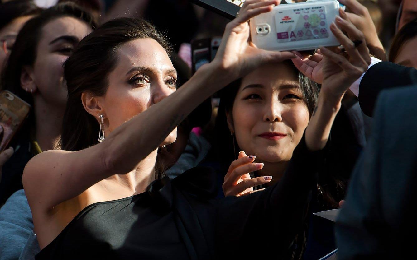 Angelina Jolie fixar en selfie tillsammans med fansen. BILD: Stella Pictures