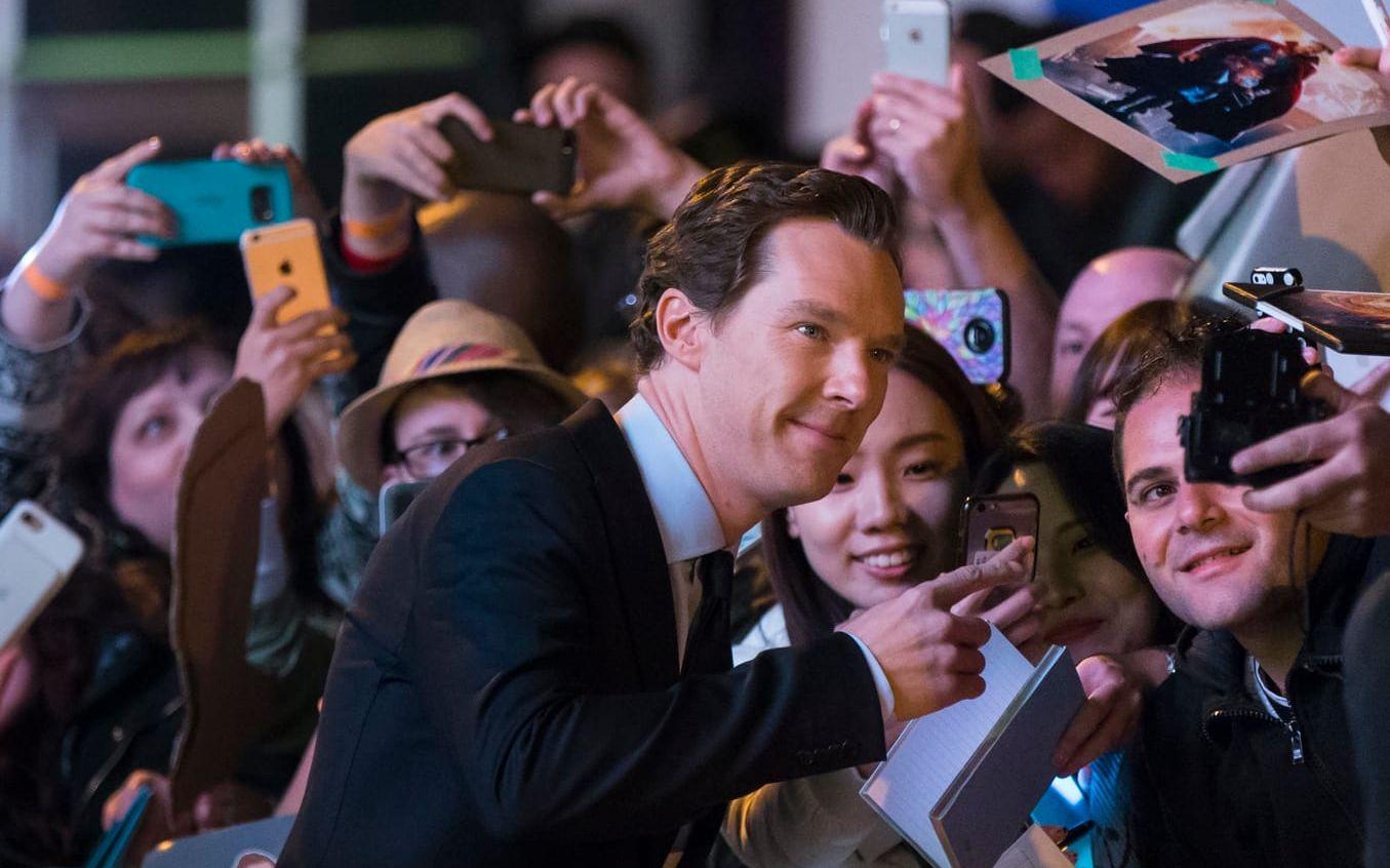 Benedict Cumberbatch tar gärna en selfie med publiken. BILD: Stella Pictures
