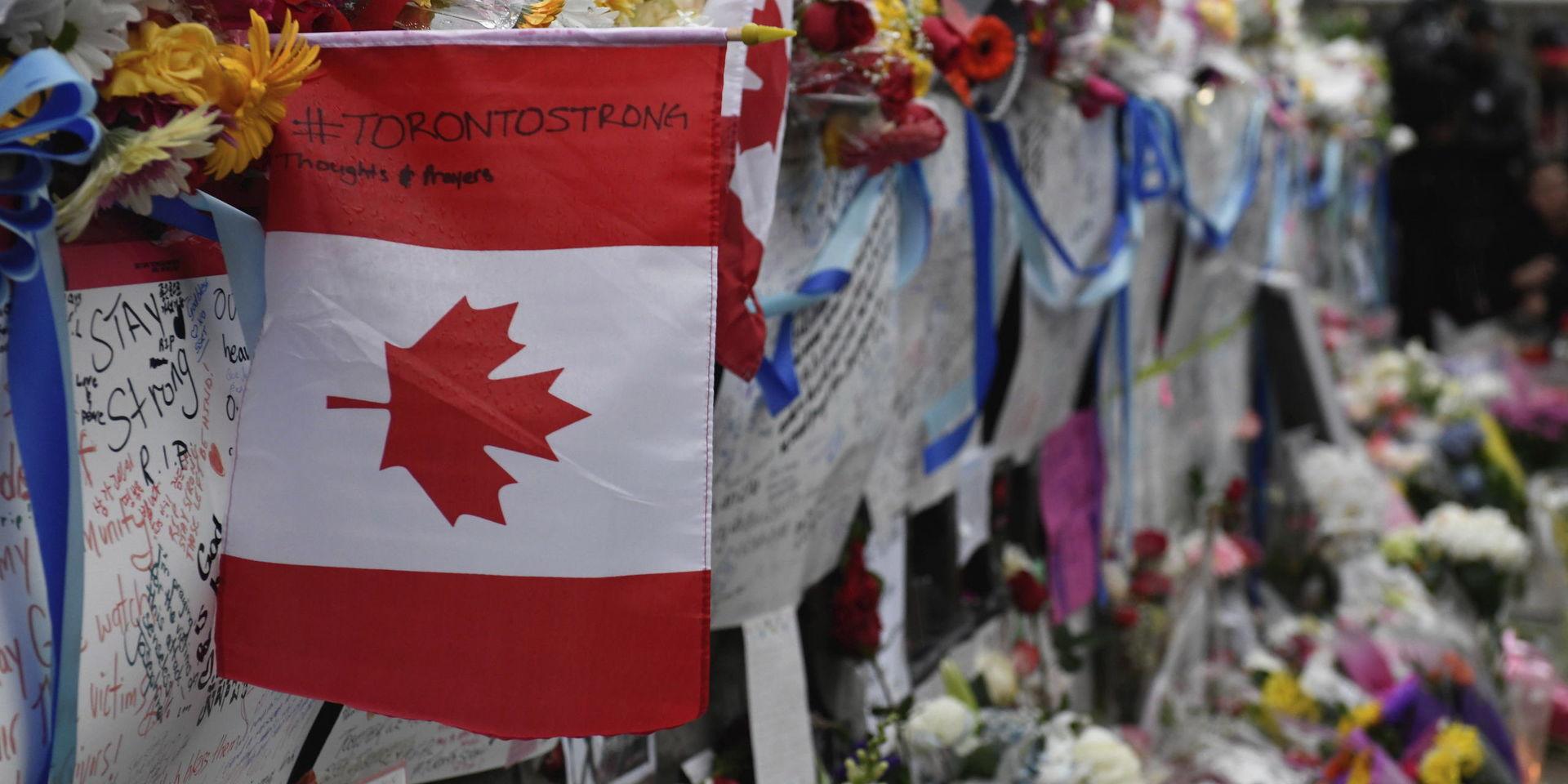 Efter dådet. Skyltar lämnade efter en vaka på Yonge Street, Toronto den 24 april 2018, efter att flera människor dödats och skadats i en lastbilsattack. 