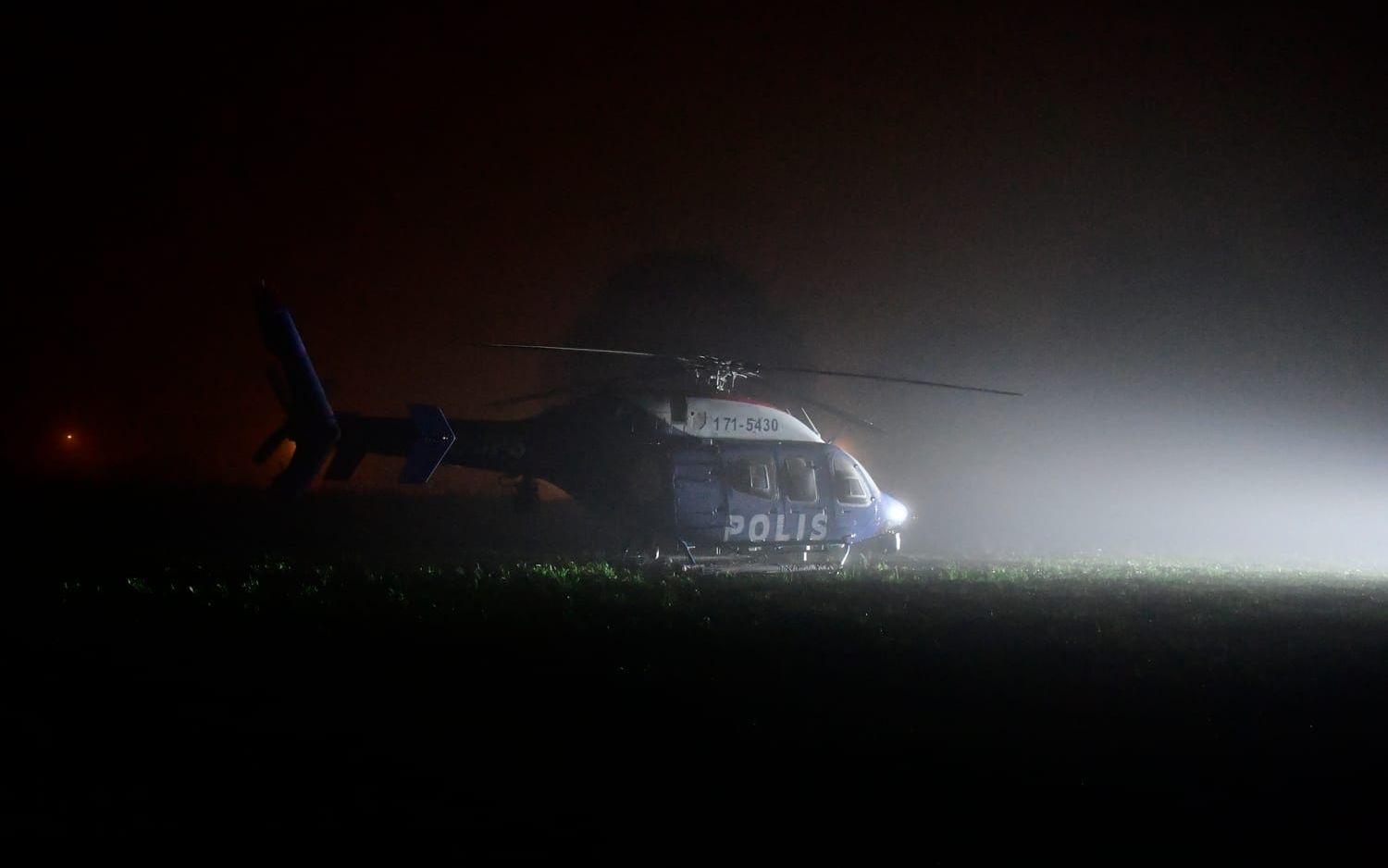 Dimman ställer till det i eftersöket då polisens helikopter inte kan flyga. 