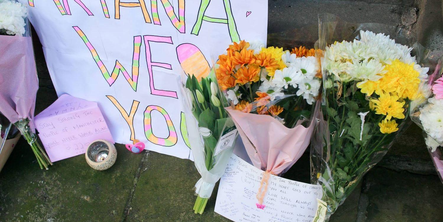 Blommor läggs vid St Ann´s Church i Manchester för att hedra offren.