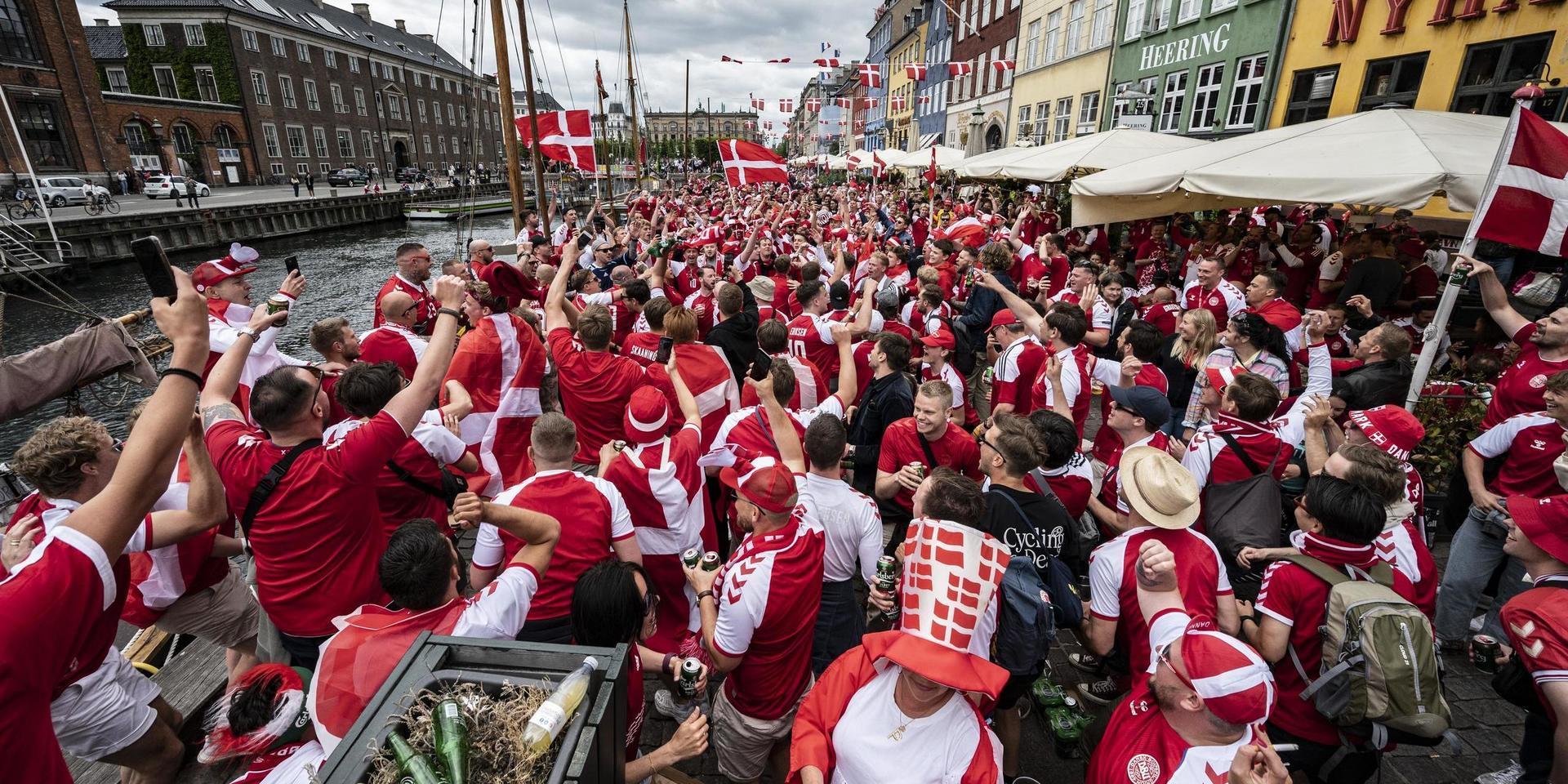 Danska fotbollssupportrar samlas i Nyhavn i Köpenhamn och laddar inför lördagens EM-premiär mot Finland på Parken i den danska huvudstaden.